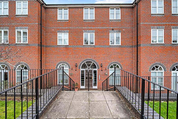 2 Bedroom Flat For Sale In Cardinal Mews, Vestry Close, Andover, SP10