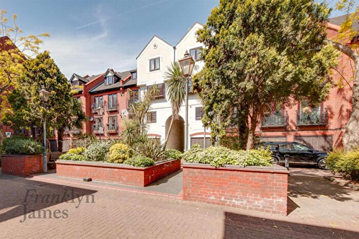 2 Bedroom Apartment To Rent In St Georges Square, Limehouse, E14