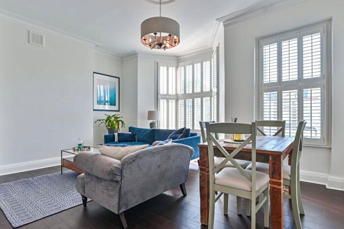 3 Bedroom Maisonette For Sale In Filey Avenue, Stoke Newington, London, N16
