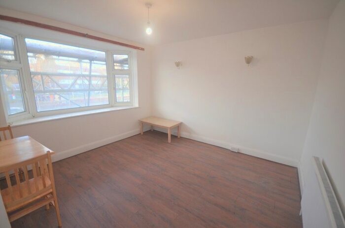 3 Bedroom Flat To Rent In Eastern Avenue, IG2