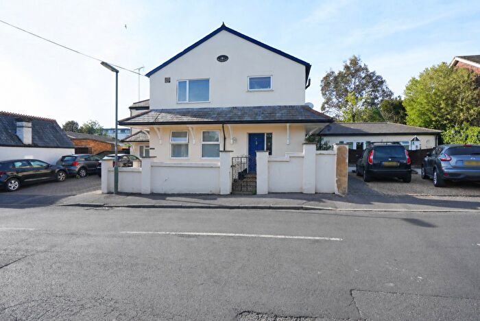 2 Bedroom Maisonette For Sale In Woodlands Road, Camberley, GU15
