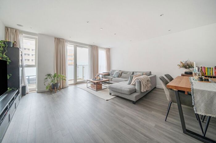 2 Bedroom Flat For Sale In Avenue Road, London, W3