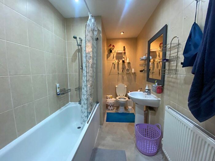 2 Bedroom Apartment To Rent In Wise Road, London, E15
