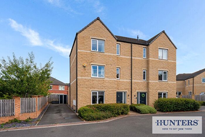 4 Bedroom Semi-detached House For Sale In West Wood Close, Apperley Bridge, Bradford, BD10