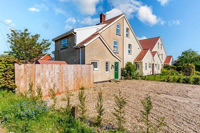 3 Bedroom Semi Detached House For Sale In Lynch Green, Hethersett, NR9