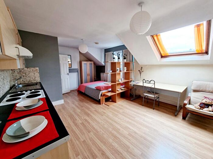 Flat To Rent In Church Lane, Crouch End, N8