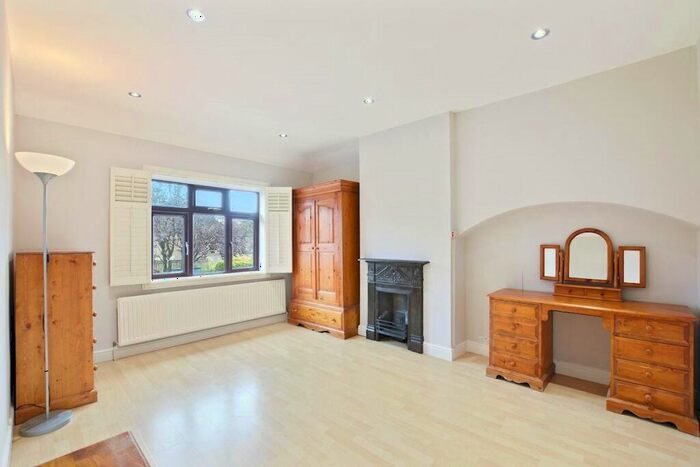 3 Bedroom End Of Terrace House For Sale In Lewis Avenue, London, E17