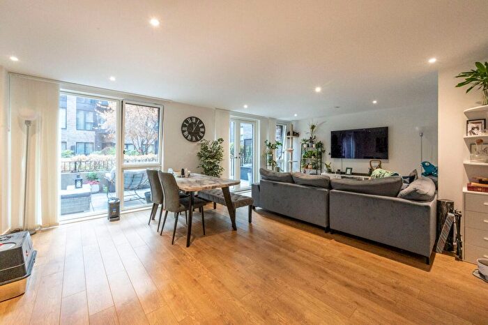 3 Bedroom Maisonette For Sale In Montford Place, Stratford, London, E15