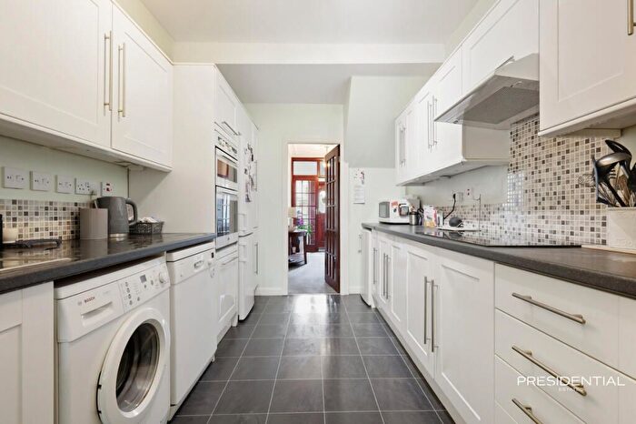 3 Bedroom End Terrace House To Rent In Glenwood Gardens, Ilford, IG2