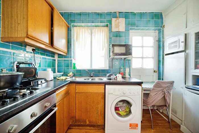 2 Bedroom Flat For Sale In Clarence Road, Wood Green, London, N22