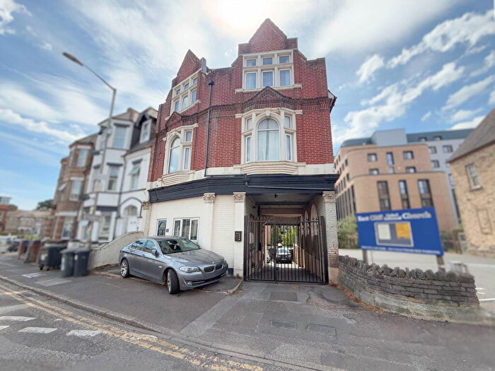 3 Bedroom Flat To Rent In St. Swithuns Road, Bournemouth, Dorset, BH1