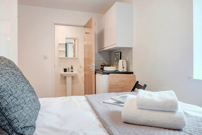 Studio To Rent In Queens Drive, London, N4