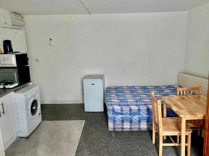 Studio To Rent In Emanuel Avenue, Acton London, W3