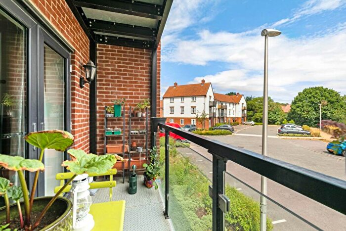 2 Bedroom Apartment For Sale In Beechey Place, Wokingham, RG40