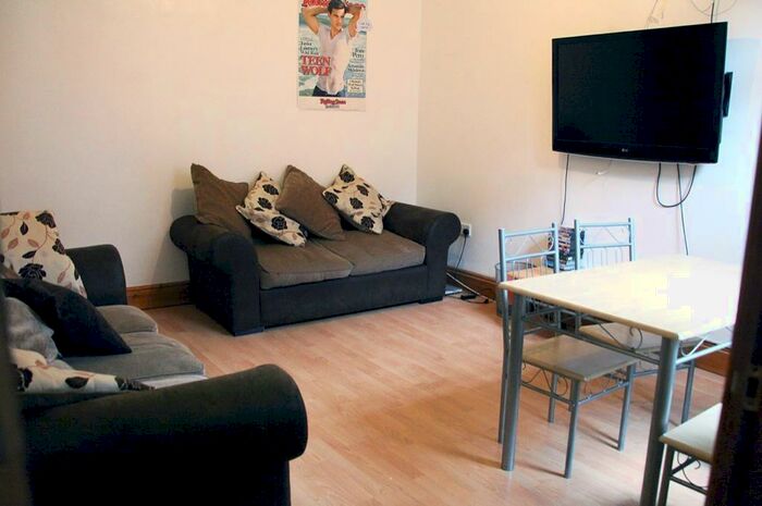 7 Bedroom Terraced House To Rent In Manor Drive, Leeds, West Yorkshire, LS6