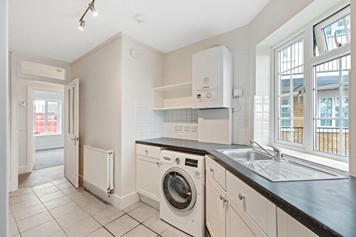 3 Bedroom Flat To Rent In Creighton Avenue, London, N2