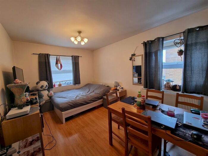 Studio To Rent In Turnpike Lane, London, N8