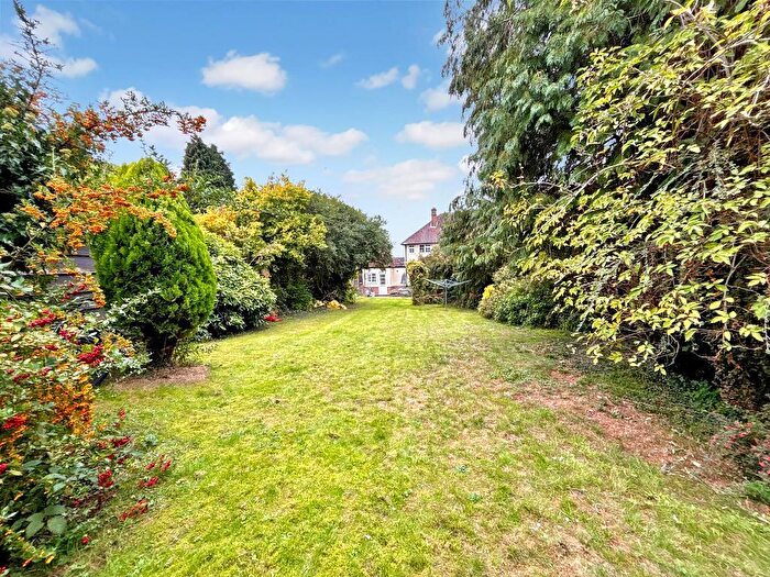3 Bedroom Semi-Detached House For Sale In Crest Road, South Croydon, CR2