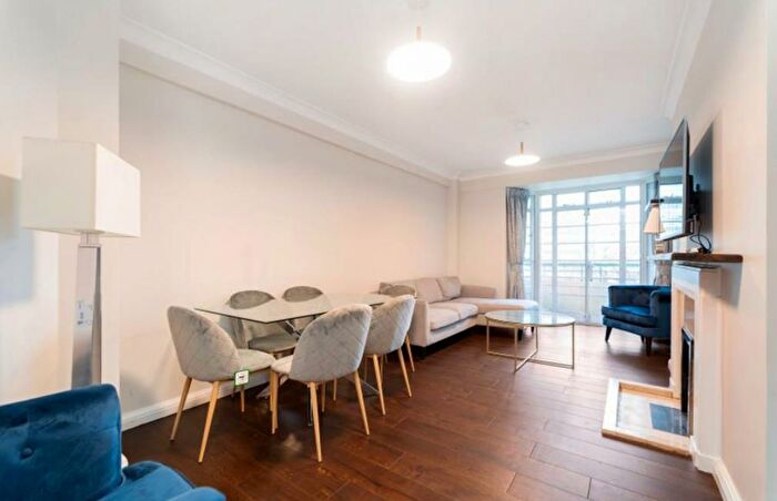 3 Bedroom Apartment To Rent In Gloucester Place, Marylebone, London, NW1