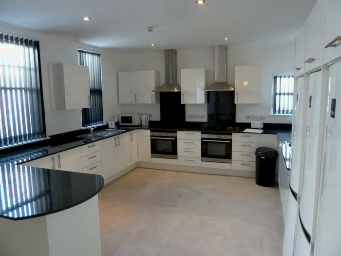 13 Bedroom House To Rent In Queen Anne Terrance, PL4