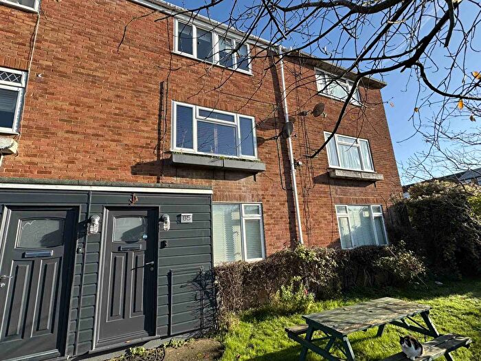3 Bedroom Flat To Rent In Moatfield Road, Bushey, WD23