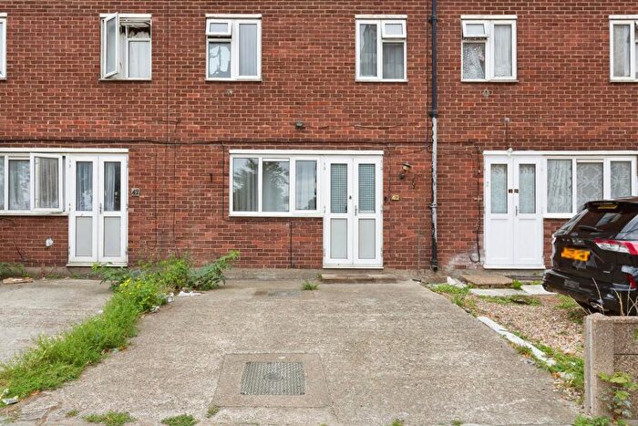 2 Bedroom Maisonette For Sale In Roxwell Road, Barking, IG11