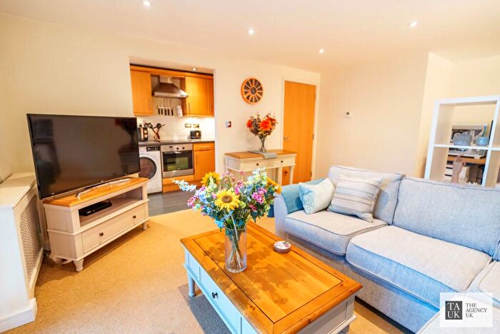 2 Bedroom Flat For Sale In Malt House Place, Romford, RM1