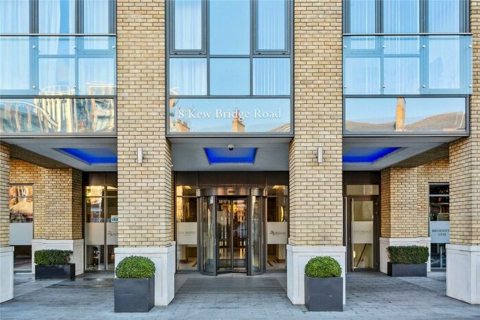 2 Bedroom Flat To Rent In Kew Bridge Road, Brentford, Middlesex, TW8