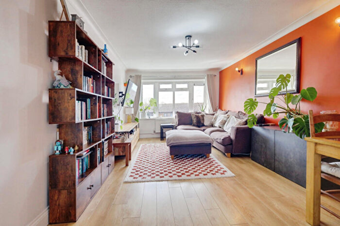 2 Bedroom Flat For Sale In Alderney Gardens, Wickford, SS11