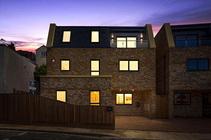 4 Bedroom Detached House For Sale In Goldstone Lane, Hove, BN3