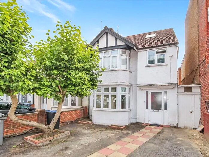 5 Bedroom Semi-detached House For Sale In Kenton Road, Harrow, HA3