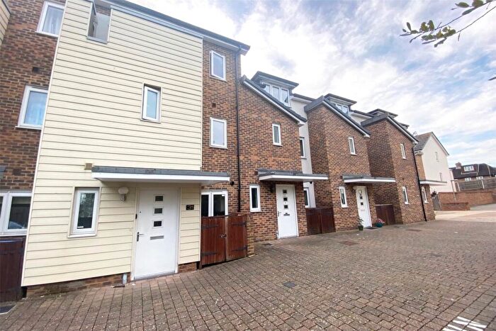 3 Bedroom Town House For Sale In Pyle Close, Addlestone, Surrey, KT15