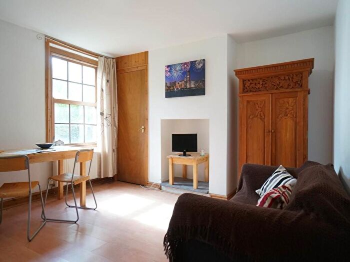 1 Bedroom Apartment To Rent In Mount Pleasant, Bangor, LL57