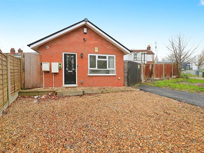 3 Bedroom Bungalow To Rent In Dunstall Road, Wolverhampton, WV6