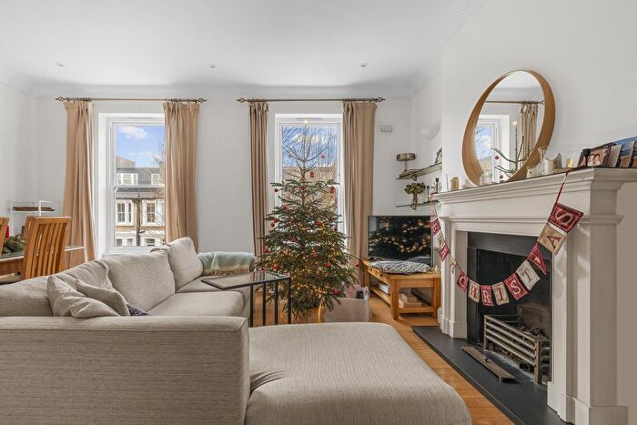 3 Bedroom Flat To Rent In Barclay Road, Fulham, SW6