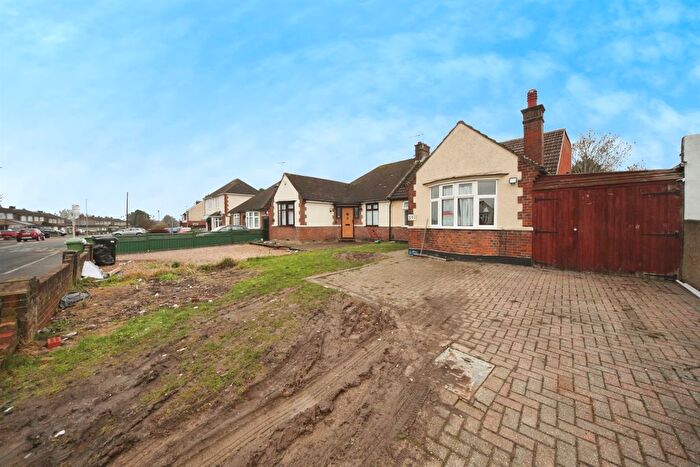 6 Bedroom Semi Detached Bungalow For Sale In Hitchin Road, Luton, LU2