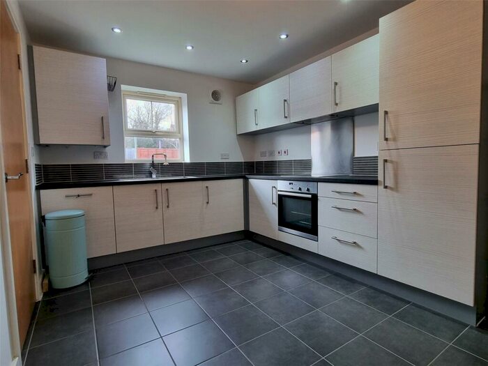 3 Bedroom Semi-Detached House To Rent In Weaving Gardens, Nottingham, Nottinghamshire, NG5