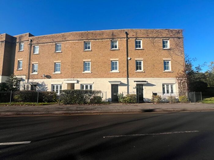 5 Bedroom Terraced House To Rent In Dickens Heath Road, Dickens Heath, Solihull, West Midlands, B90