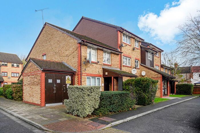 1 Bedroom Flat For Sale In Cygnet Close, London, NW10