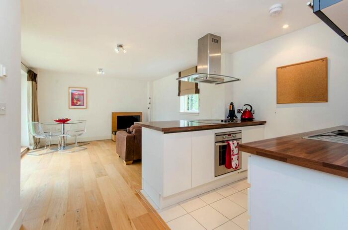 2 Bedroom Flat To Rent In The Downs, Wimbledon, London, SW20