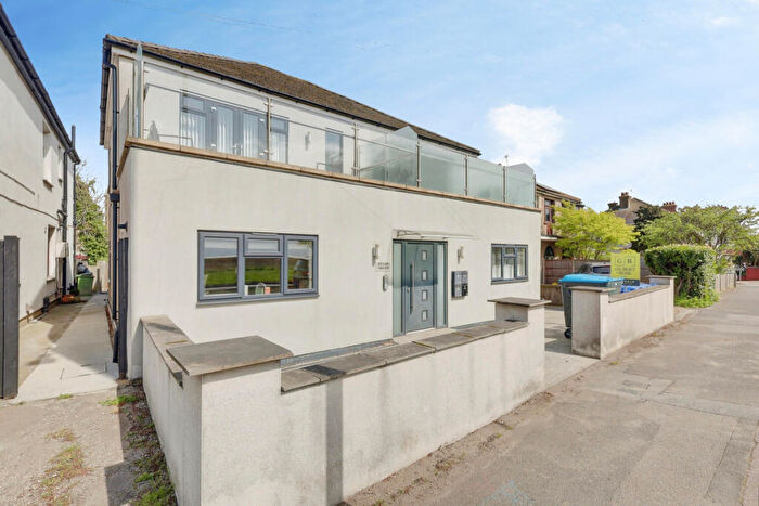 3 Bedroom Flat For Sale In London Road, Benfleet, SS7