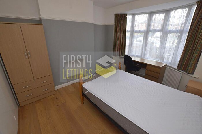 3 Bedroom Semi-Detached House To Rent In Gainsborough Road, Clarendon Park, LE2