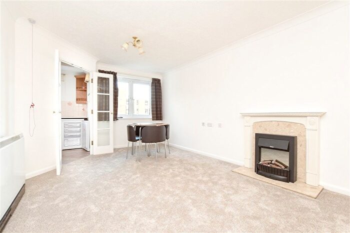 1 Bedroom Flat For Sale In Cranley Gardens, Wallington, Surrey, SM6
