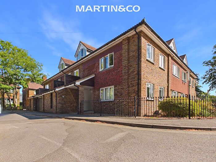 2 Bedroom Flat To Rent In Leacroft, Staines-Upon-Thames, TW18
