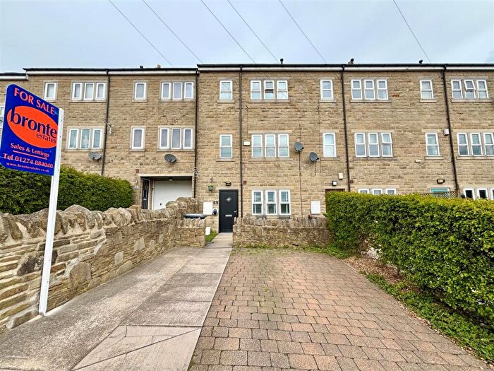 4 Bedroom Town House For Sale In Heathcliff Mews, Thornton, Bradford, BD13