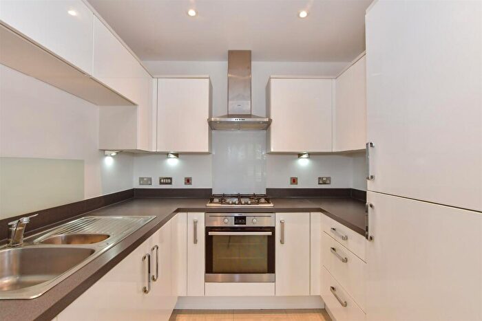 4 Bedroom Semi-Detached House For Sale In Discovery Drive, Kings Hill, West Malling, Kent, ME19