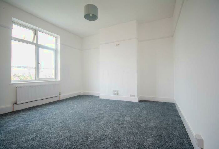 1 Bedroom Flat For Sale In Scarborough Drive, Leigh-On-Sea, Essex, SS9