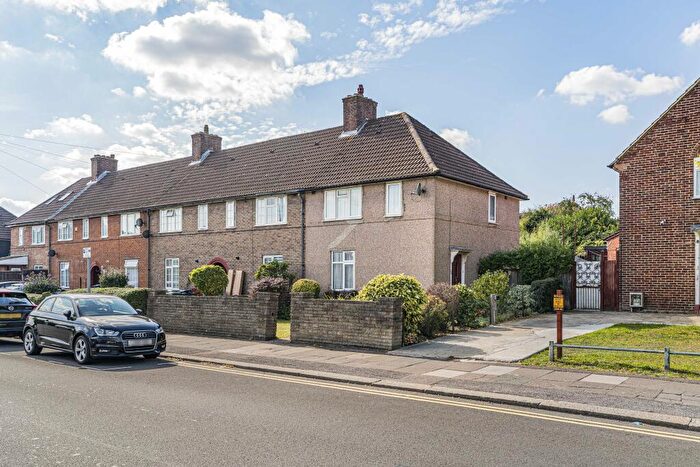 3 Bedroom End Of Terrace House For Sale In Montrose Avenue, Edgware, HA8