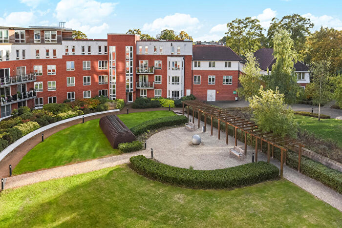 2 Bedroom Flat To Rent In Regency Court, South Woodford, London, E18
