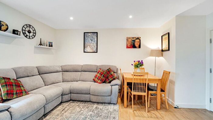 2 Bedroom Flat For Sale In Ashford Dz, TW15